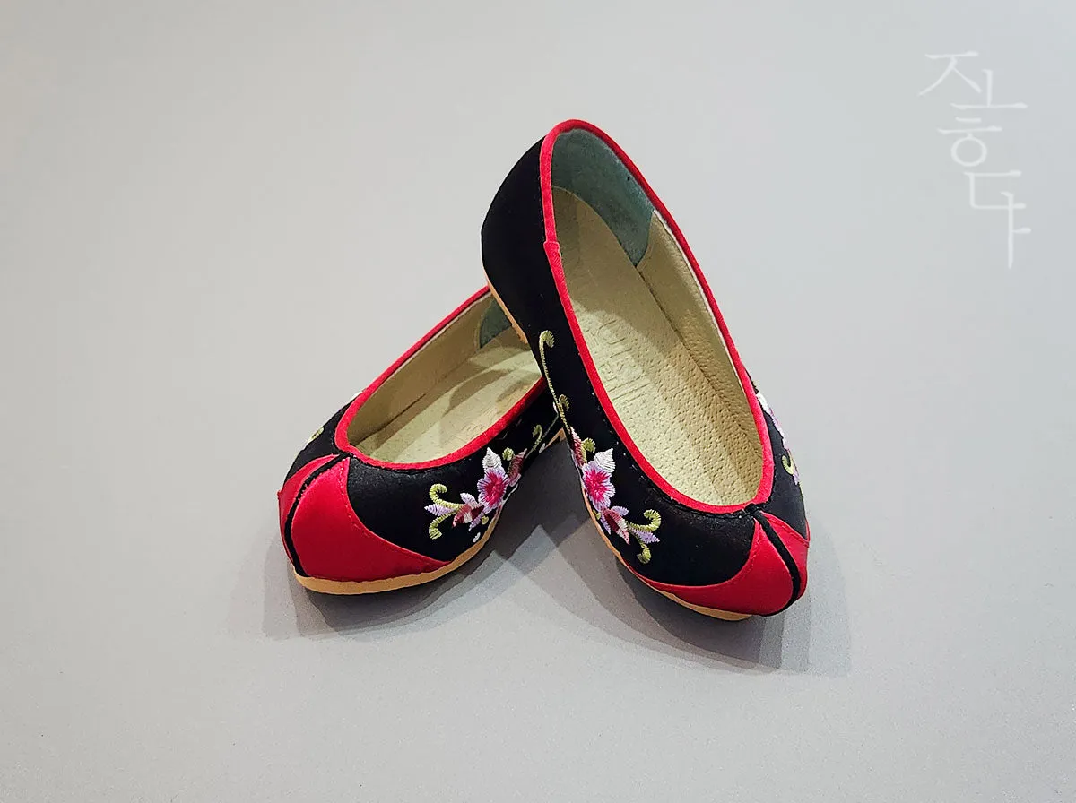 Embroidered Mugunghwa Baby Girl Hanbok Shoes in Black & Red