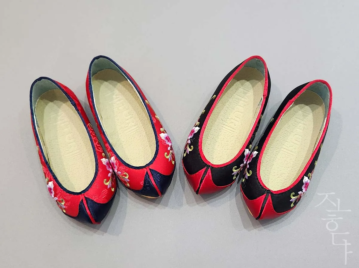 Embroidered Mugunghwa Baby Girl Hanbok Shoes in Black & Red